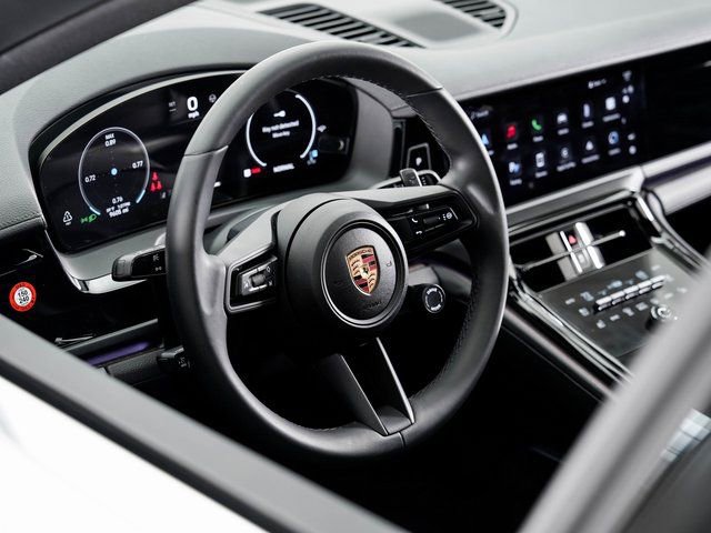 Certified 2025 Porsche Panamera 4 image 9
