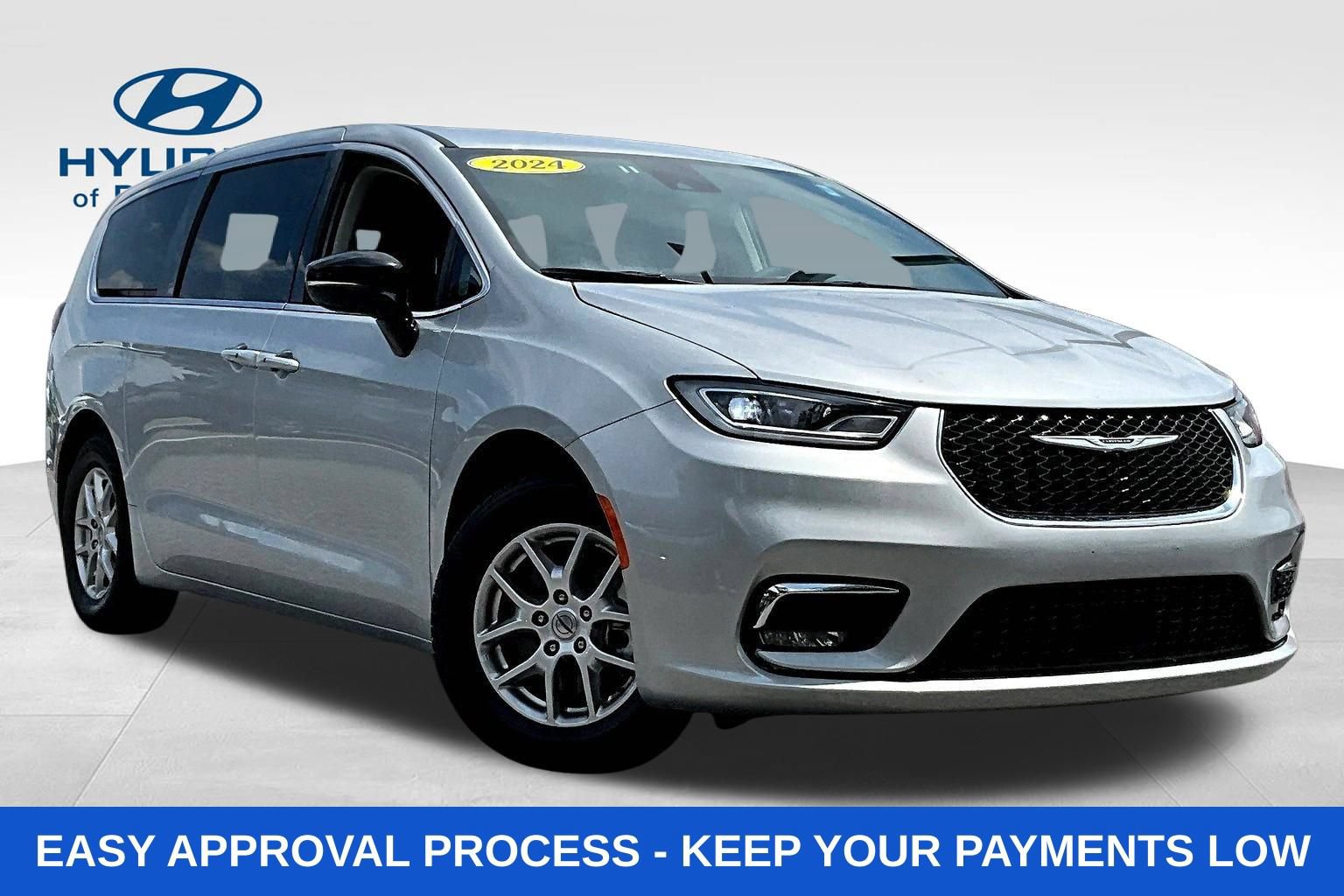 Used 2024 Chrysler Pacifica Touring-L FWD image 3