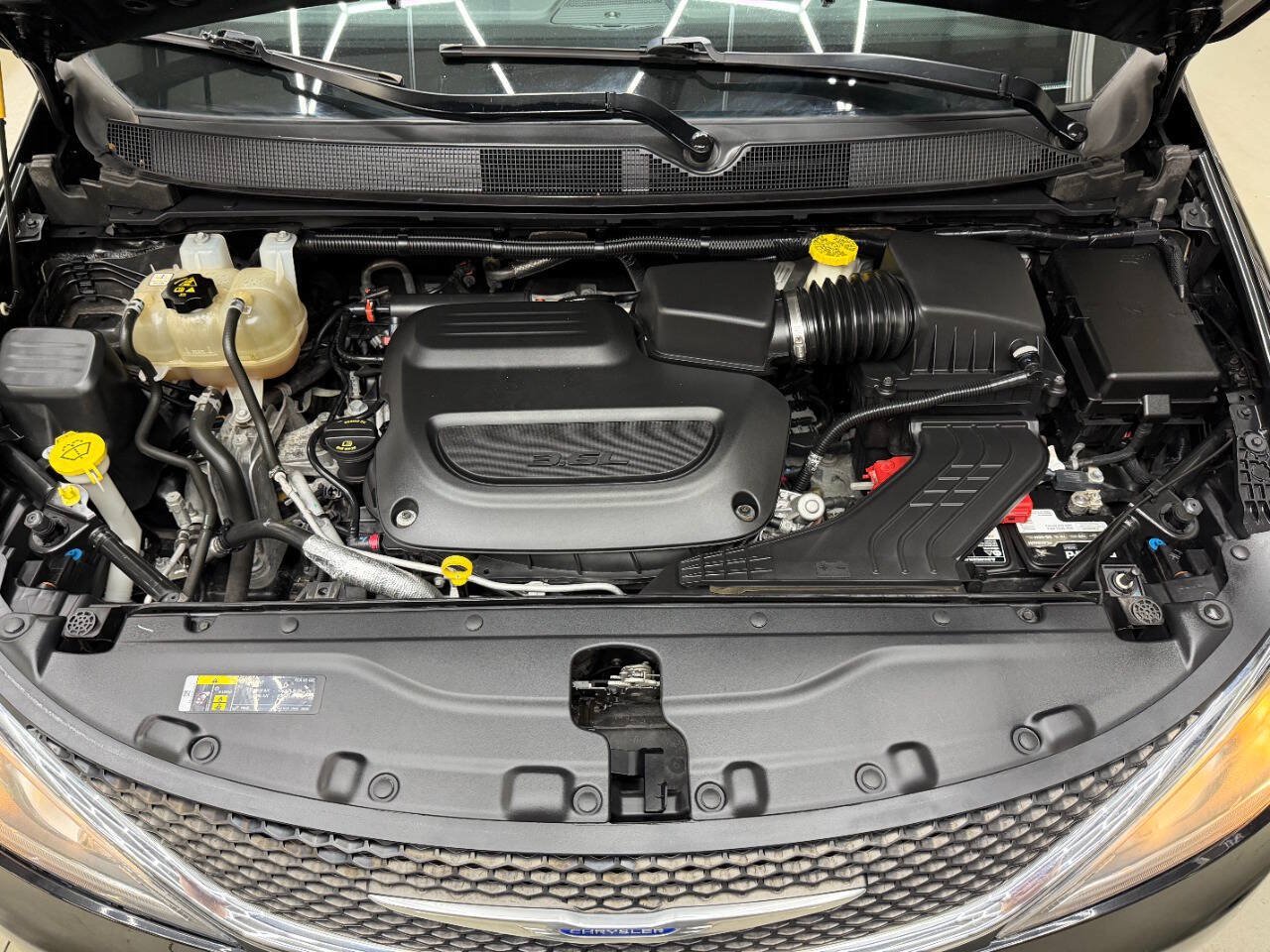 Used 2020 Chrysler Pacifica Touring w/ Advanced Safetytec Group FWD image 7