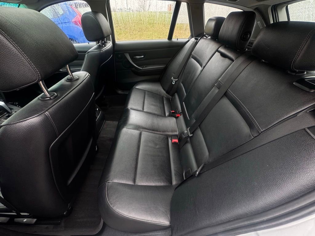 Used 2011 BMW 328i xDrive Wagon image 13