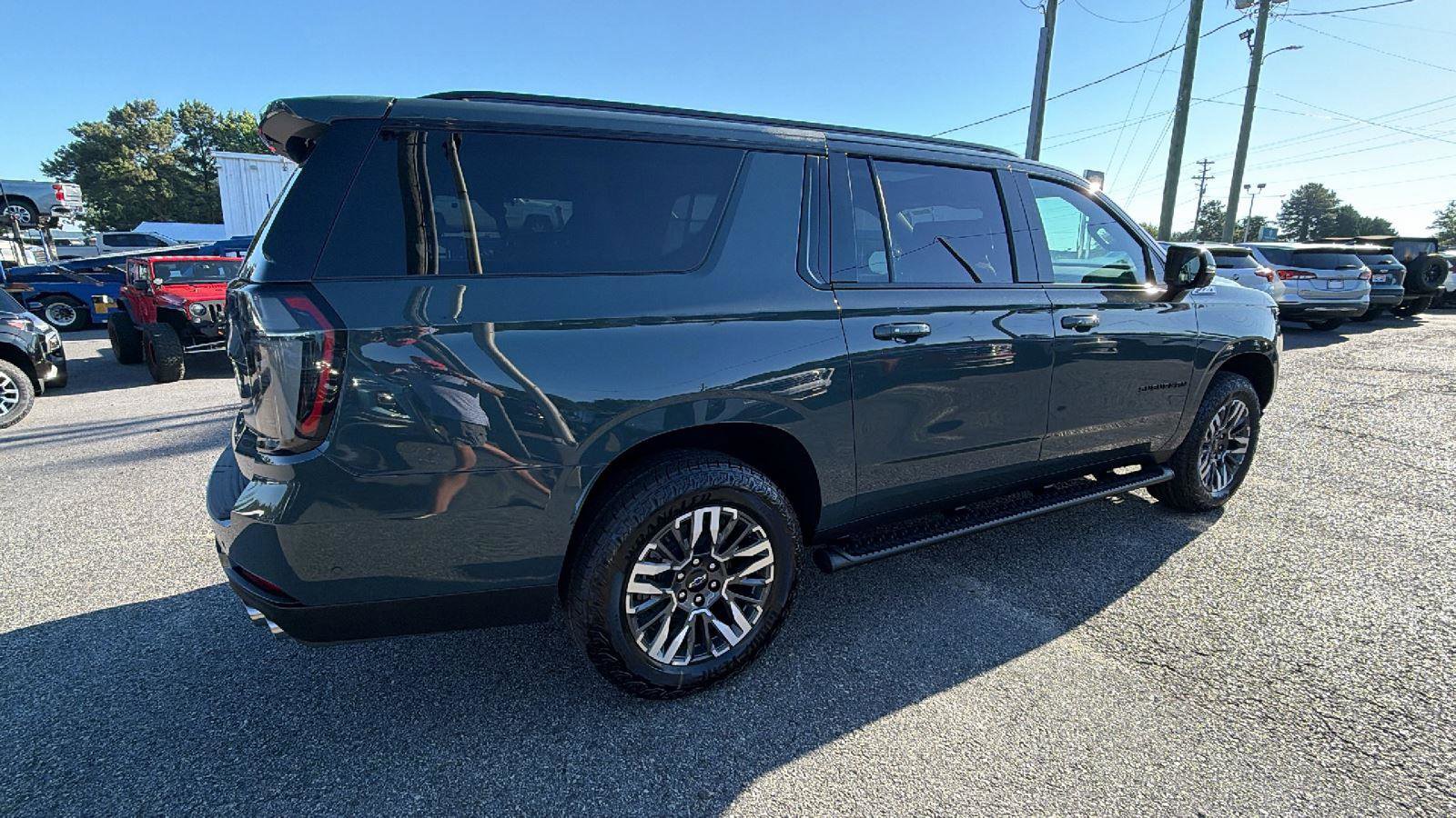 New 2026 Chevrolet Suburban Z71 w/ Z71 Off-Road Package AWD/4WD image 8
