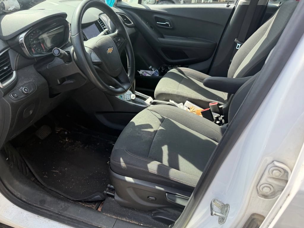 Used 2020 Chevrolet Trax LS FWD image 4