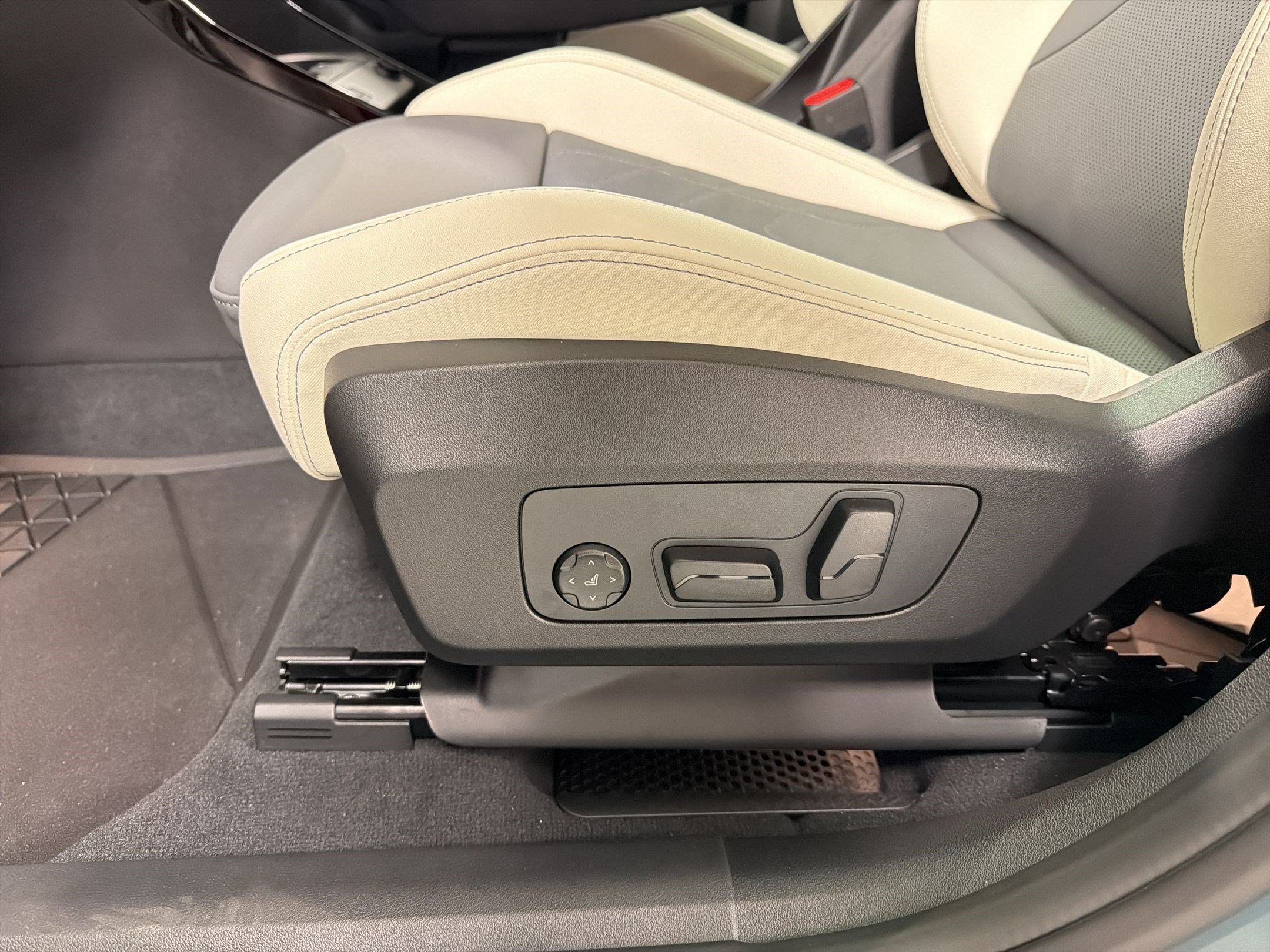 Used 2026 BMW X2 xDrive28i w/ M Sport Package AWD/4WD image 13