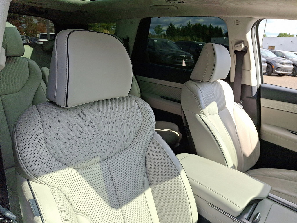 Used 2025 Hyundai Palisade Calligraphy image 13