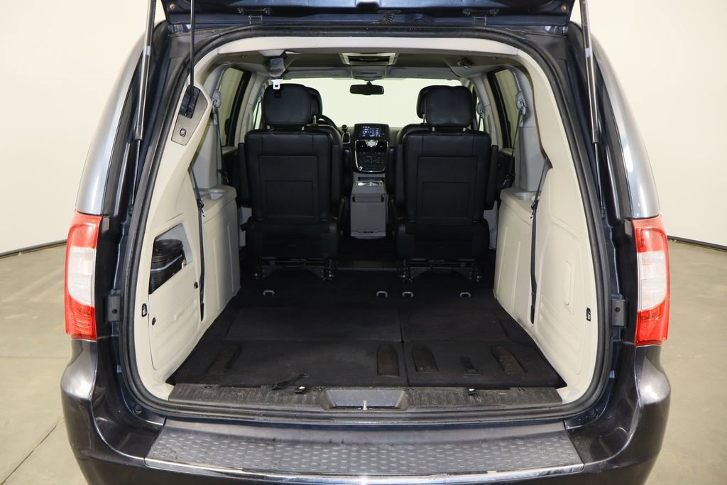 Used 2014 Chrysler Town & Country Touring image 17