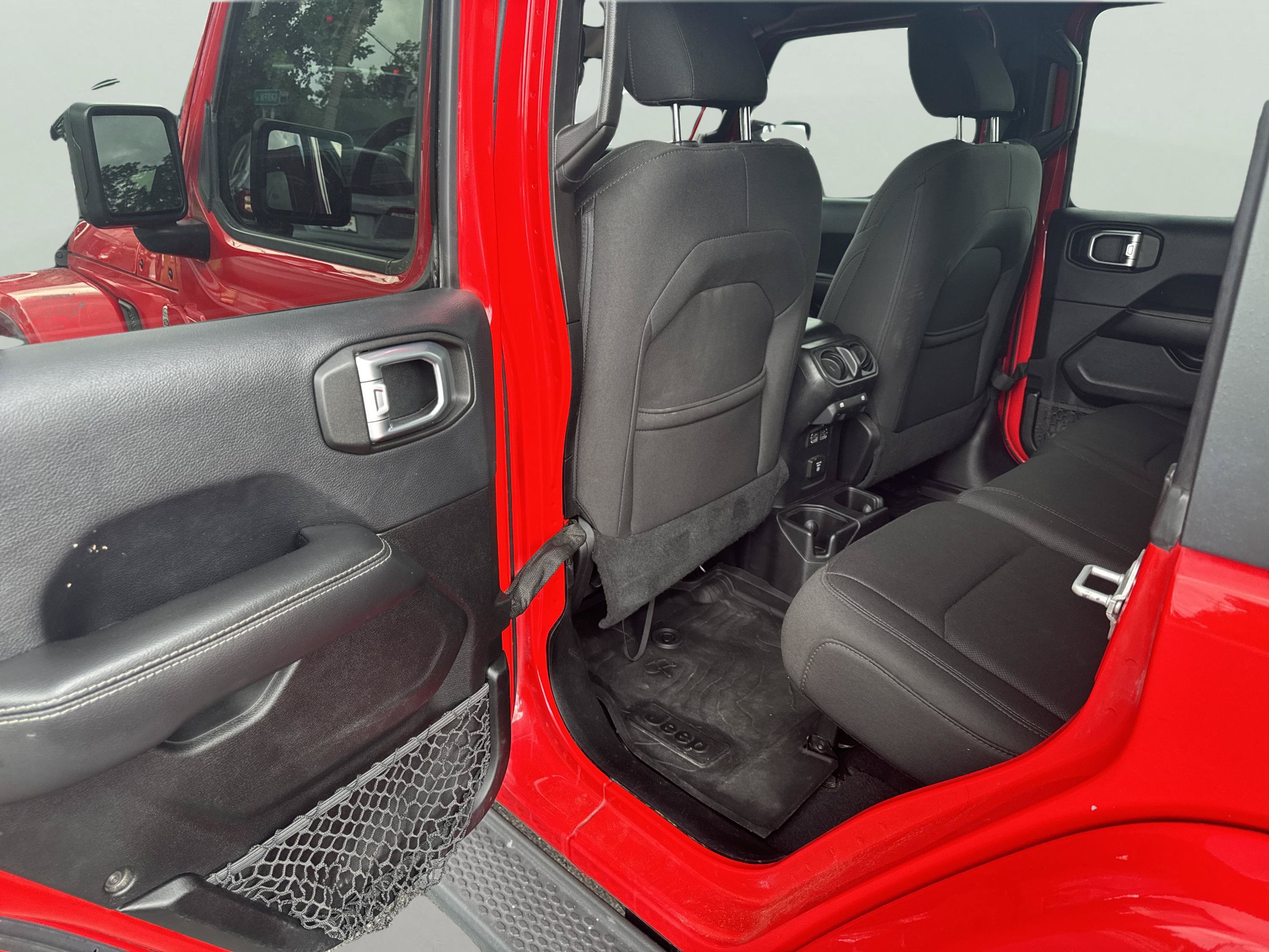 Used 2018 Jeep Wrangler Unlimited Sahara w/ LED Lighting Group AWD/4WD image 21