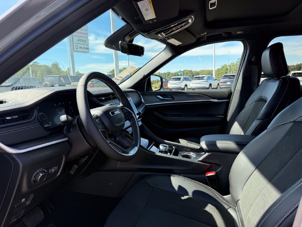 New 2027 Jeep Grand Cherokee Altitude RWD image 4