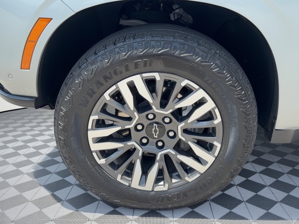 Used 2025 Chevrolet Suburban Z71 AWD/4WD image 13