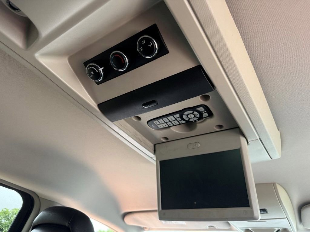 Used 2013 Chrysler Town & Country Touring FWD image 20