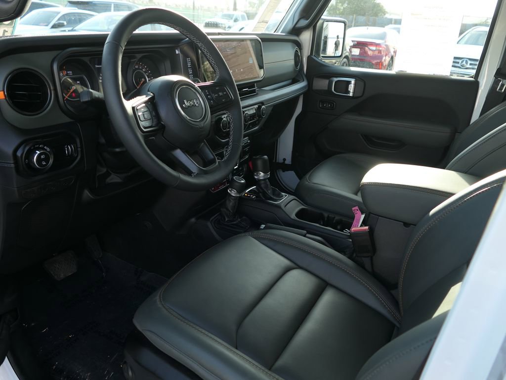 Used 2025 Jeep Gladiator Mojave w/ Convenience Group AWD/4WD image 11