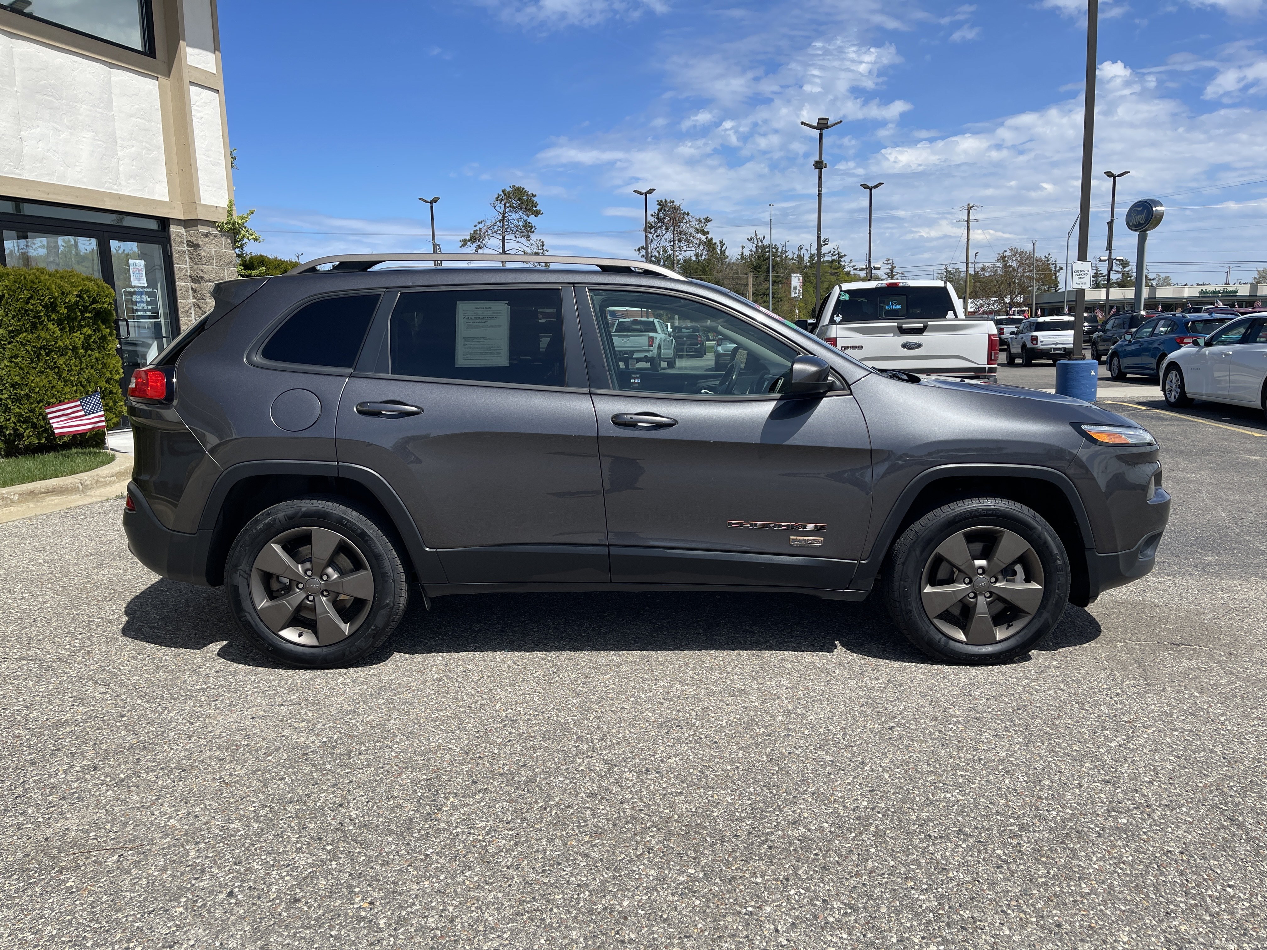 Used 2017 Jeep Cherokee Latitude AWD/4WD image 2