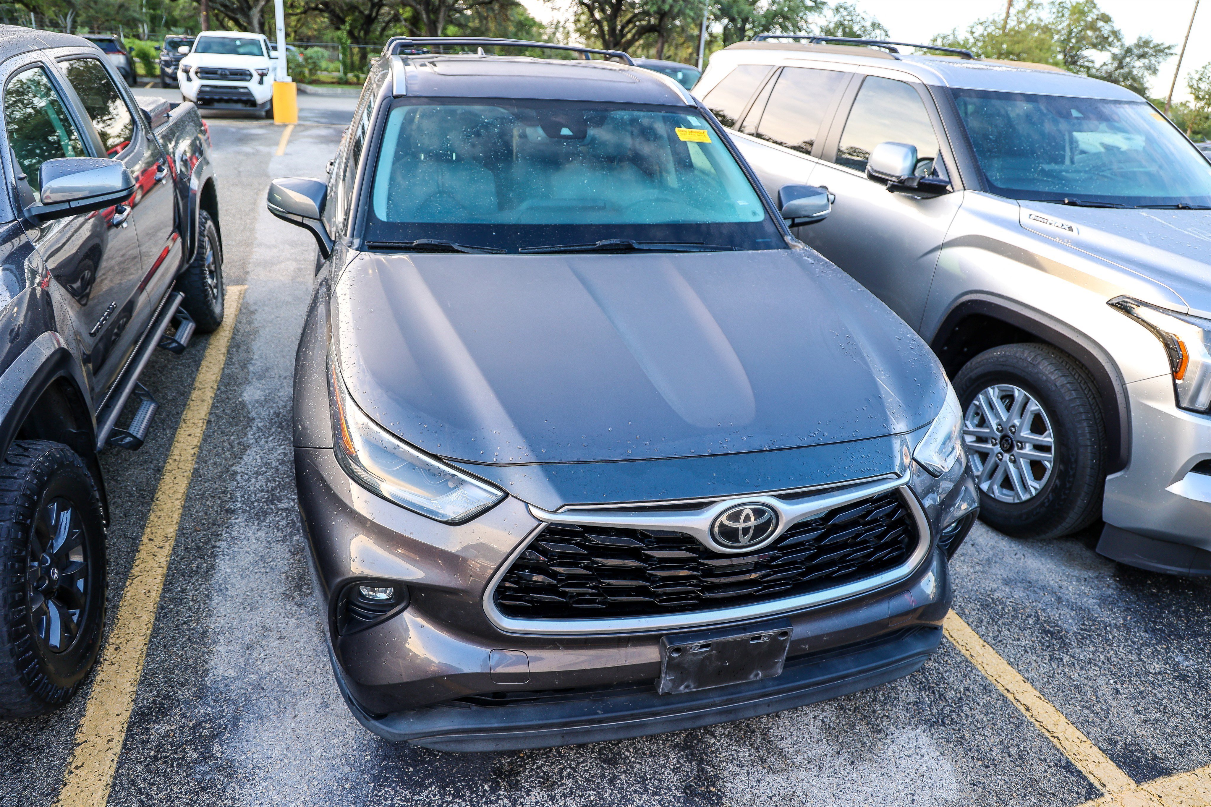Used 2021 Toyota Highlander XLE FWD image 3