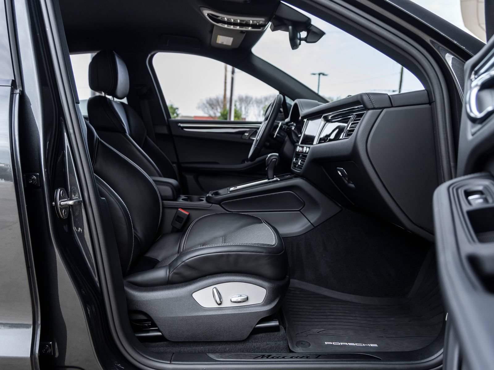 Certified 2025 Porsche Macan Turbo AWD/4WD image 38