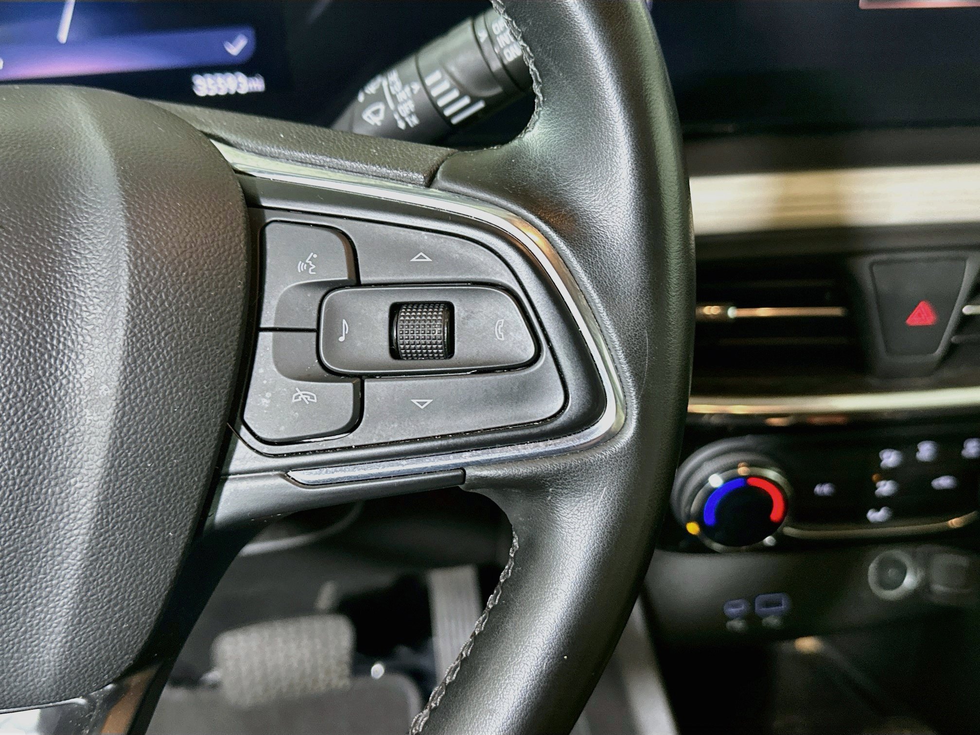 Used 2024 Buick Encore GX Sport Touring w/ Advanced Technology Package FWD image 17