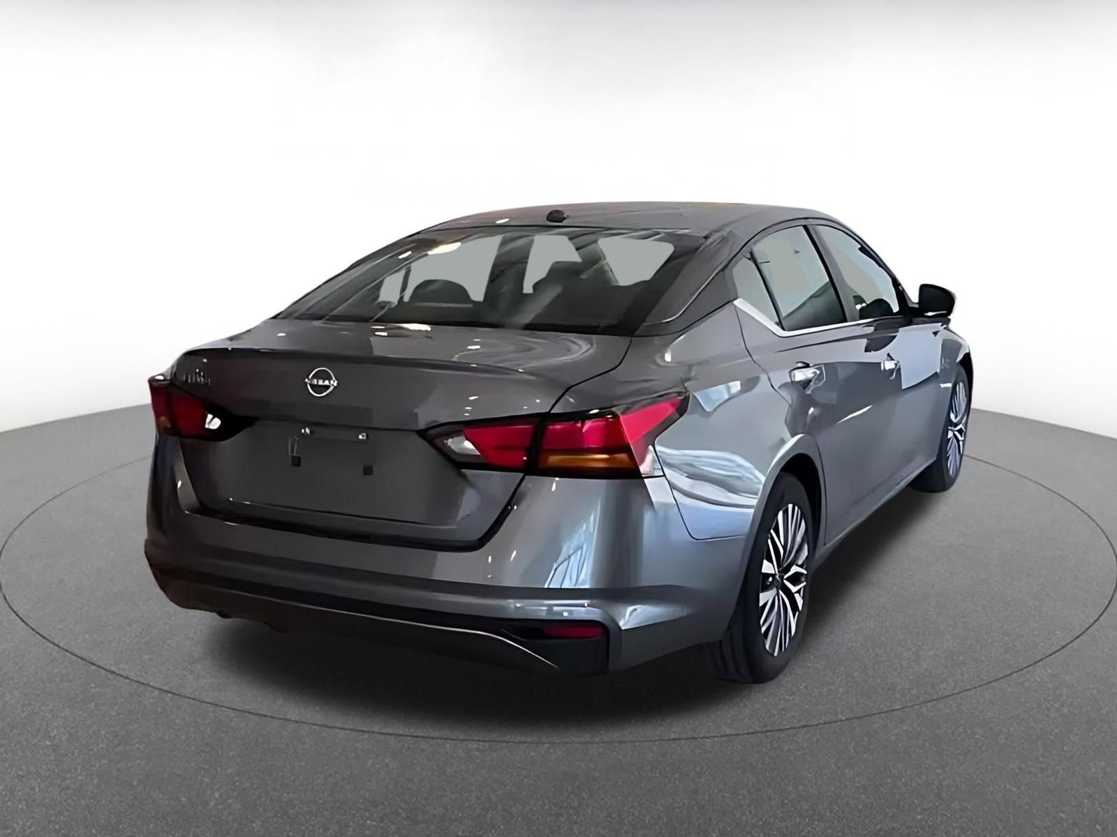 Used 2025 Nissan Altima 2.5 SV image 12