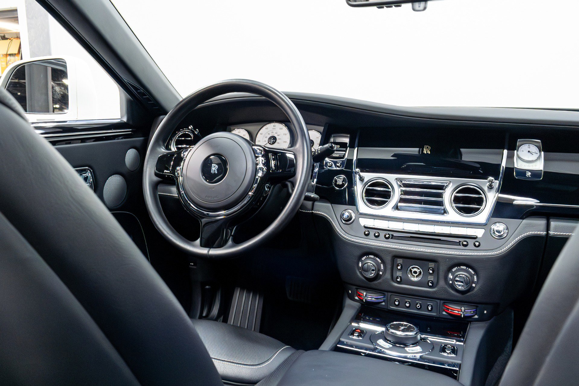 Used 2016 Rolls-Royce Ghost image 40
