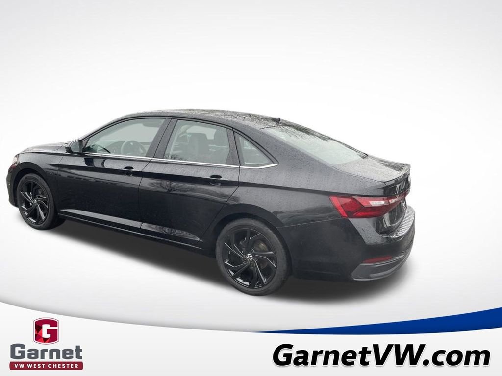 Certified 2025 Volkswagen Jetta SE image 3