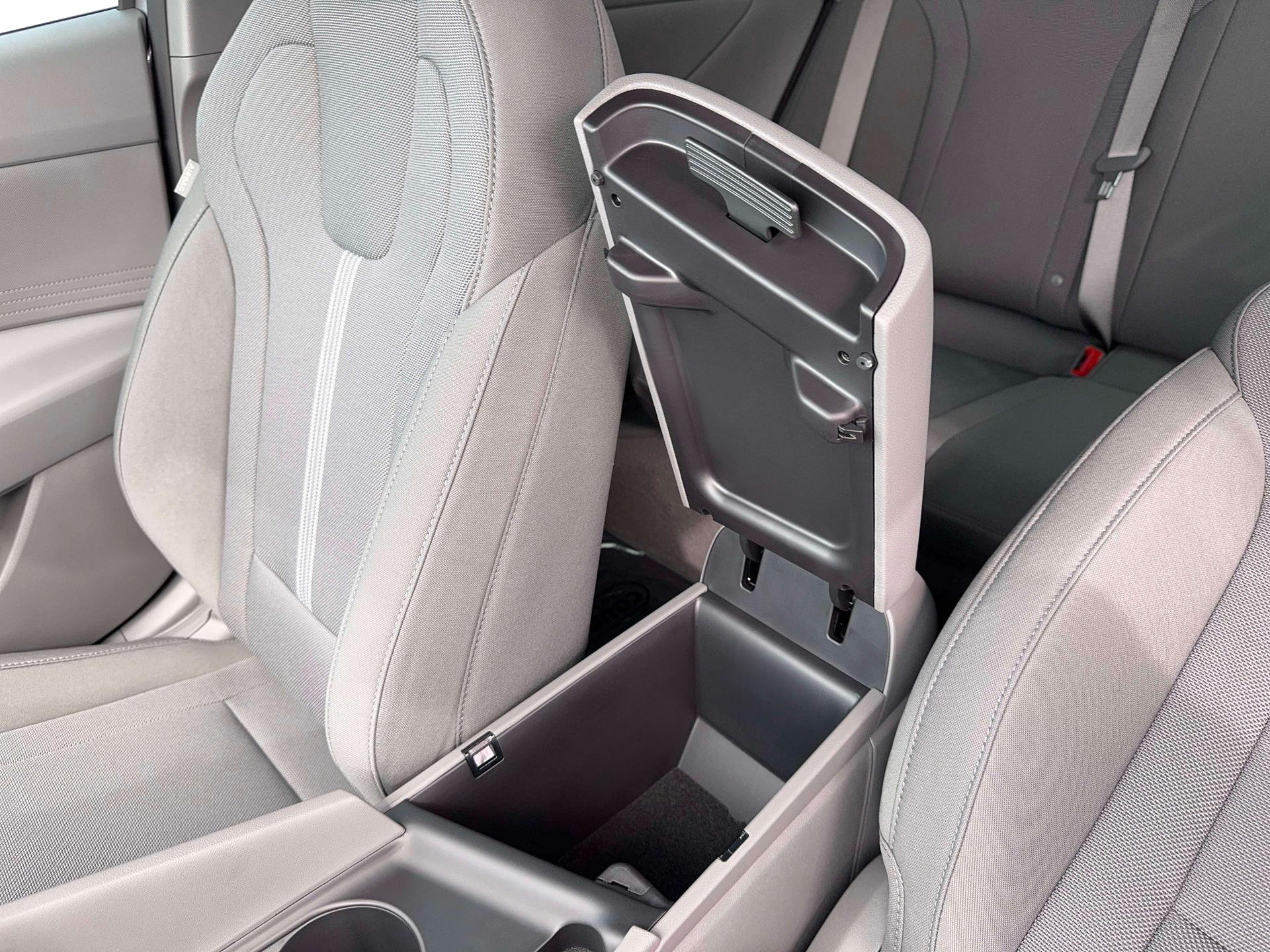 New 2026 Hyundai Elantra SE FWD image 18