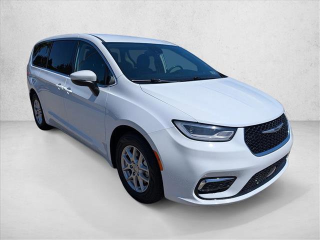 Used 2023 Chrysler Pacifica Touring-L FWD image 3