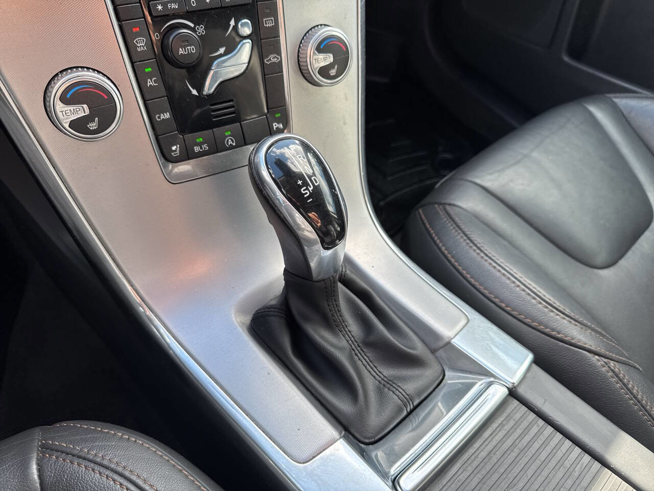 Used 2017 Volvo XC60 T5 Dynamic w/ Preferred Option Package image 36