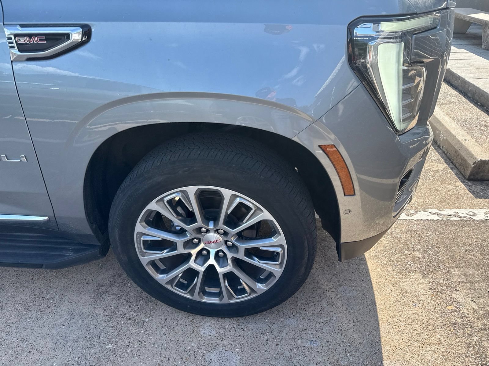 Used 2025 GMC Yukon Denali AWD/4WD image 4