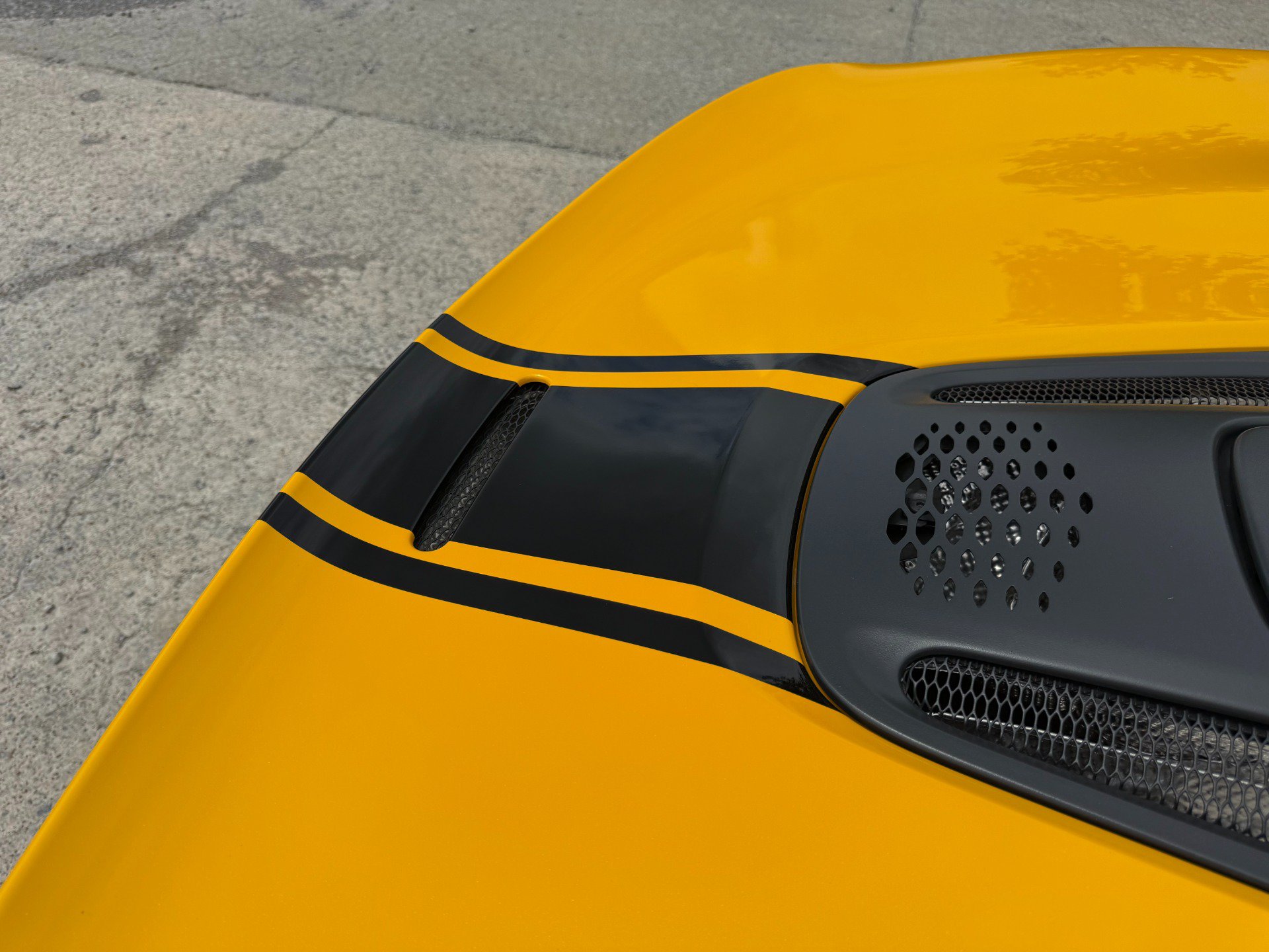 Used 2024 McLaren Artura RWD image 57