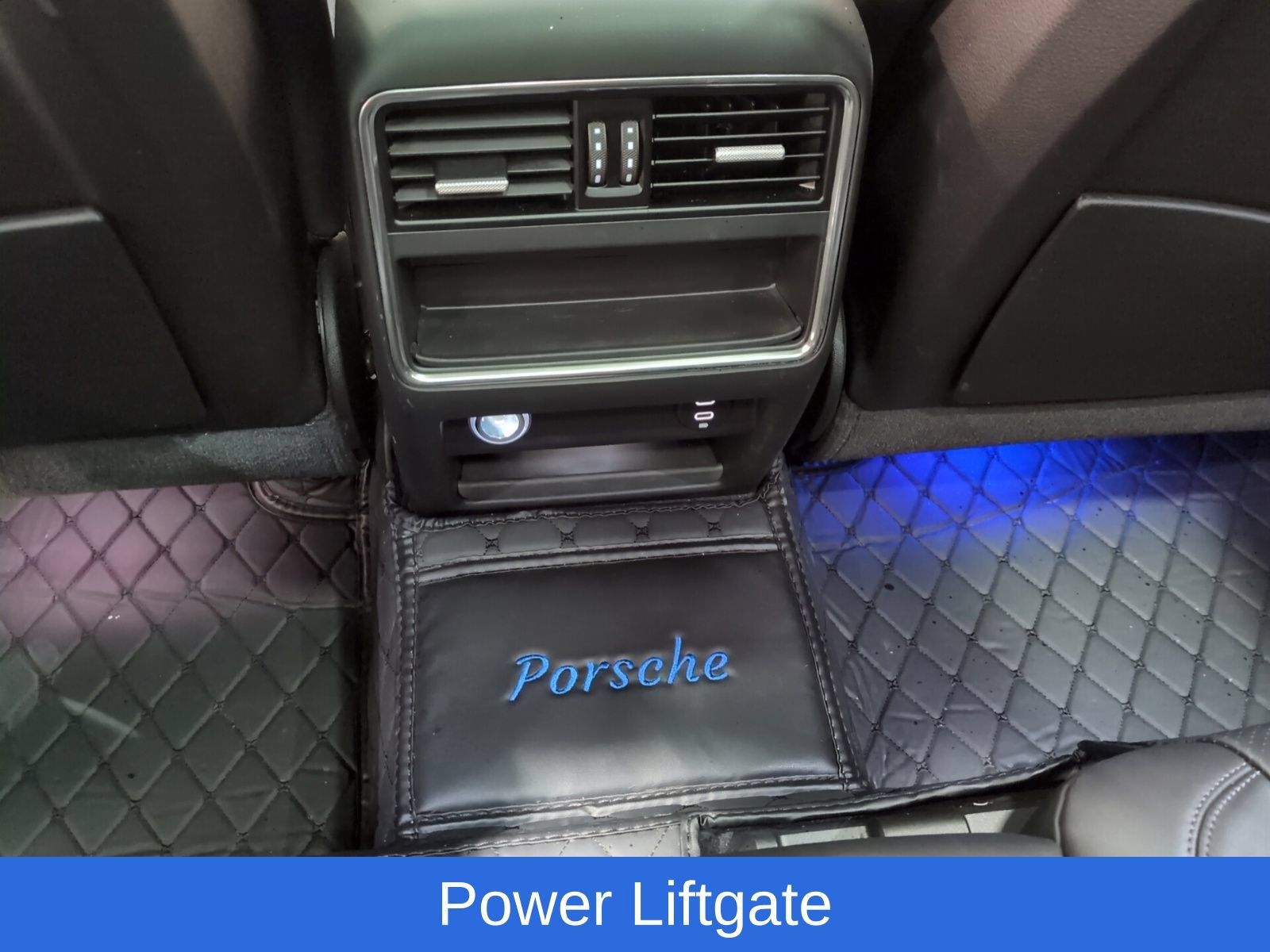 Used 2022 Porsche Cayenne w/ Premium Package AWD/4WD image 16