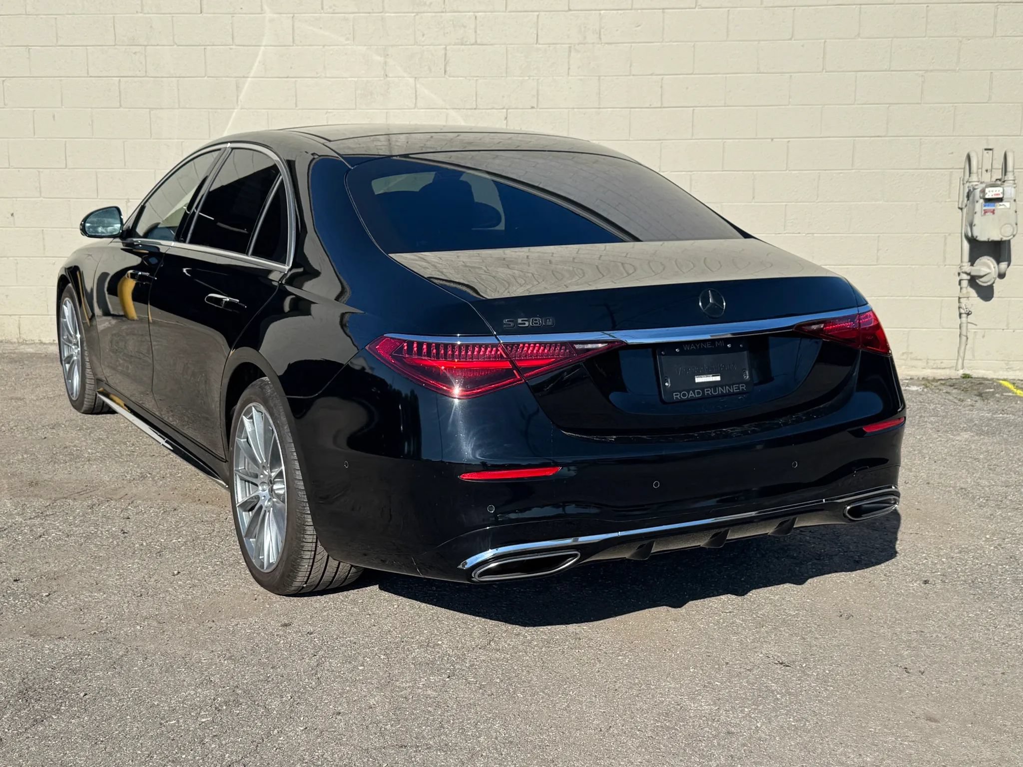 Used 2022 Mercedes-Benz S 580 4MATIC Sedan w/ AMG Line Package image 3