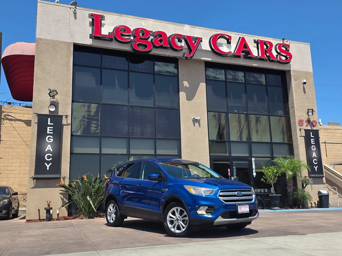 Used 2017 Ford Escape SE FWD image 2