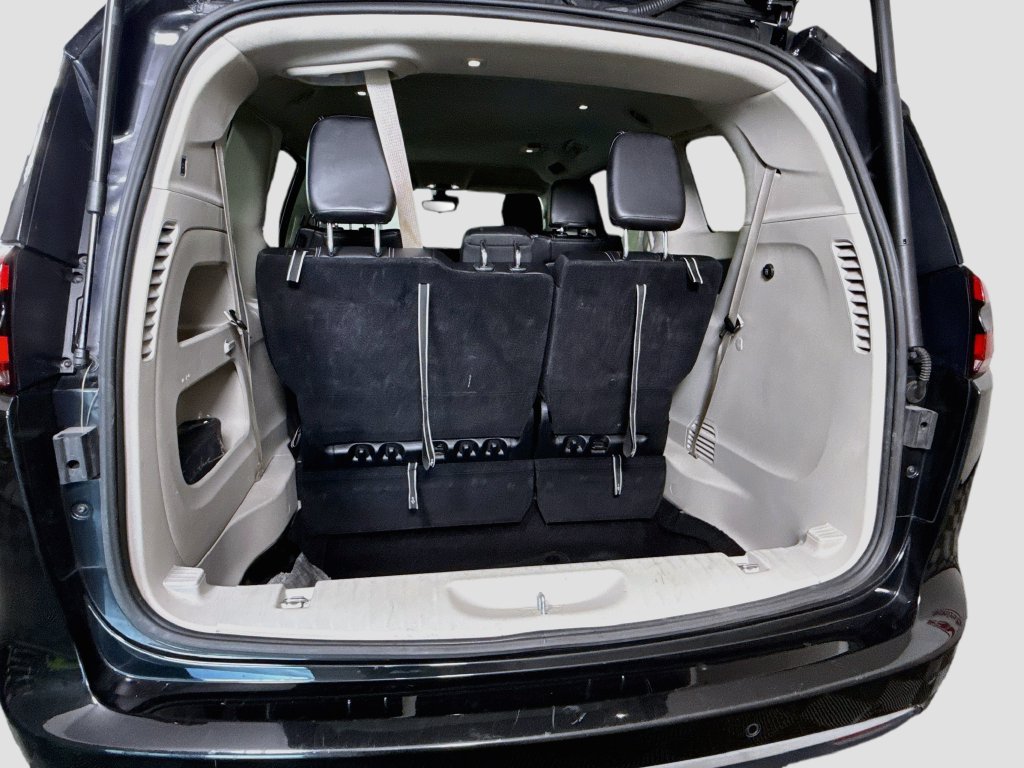 Used 2024 Chrysler Pacifica Touring-L FWD image 29