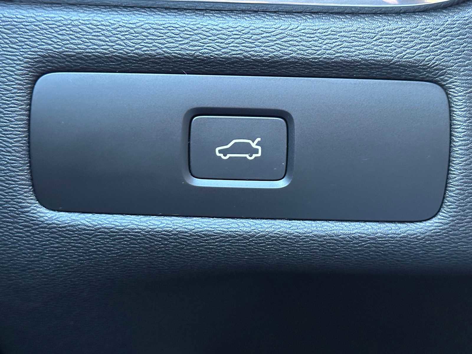 Used 2025 Volvo XC60 B5 Plus w/ Protection Package Premier image 32