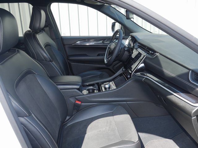 Used 2023 Jeep Grand Cherokee Altitude image 28