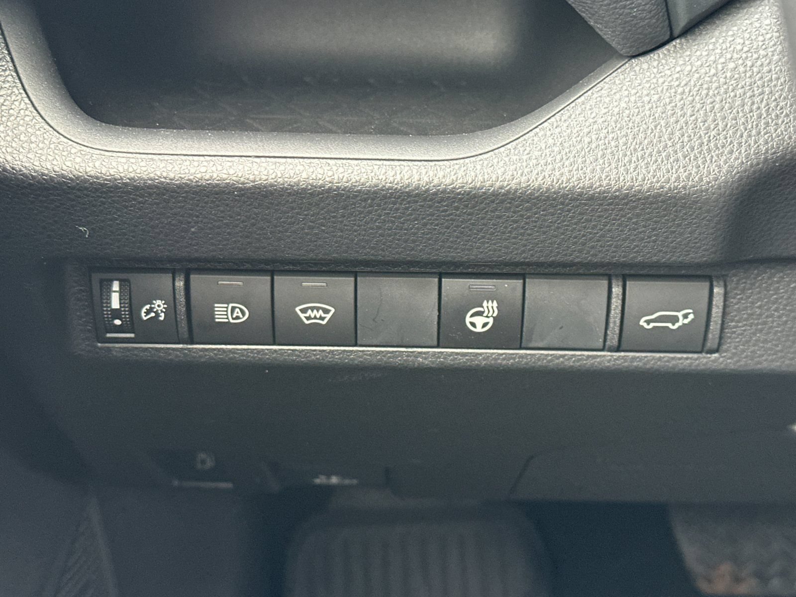 Used 2025 Toyota RAV4 XLE w/ Convenience Package AWD/4WD image 30