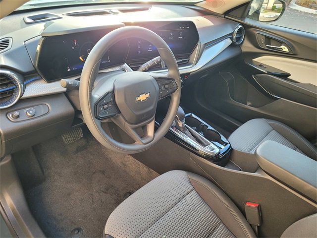 Used 2025 Chevrolet Trax LT w/ LPO, Blackout Package image 7