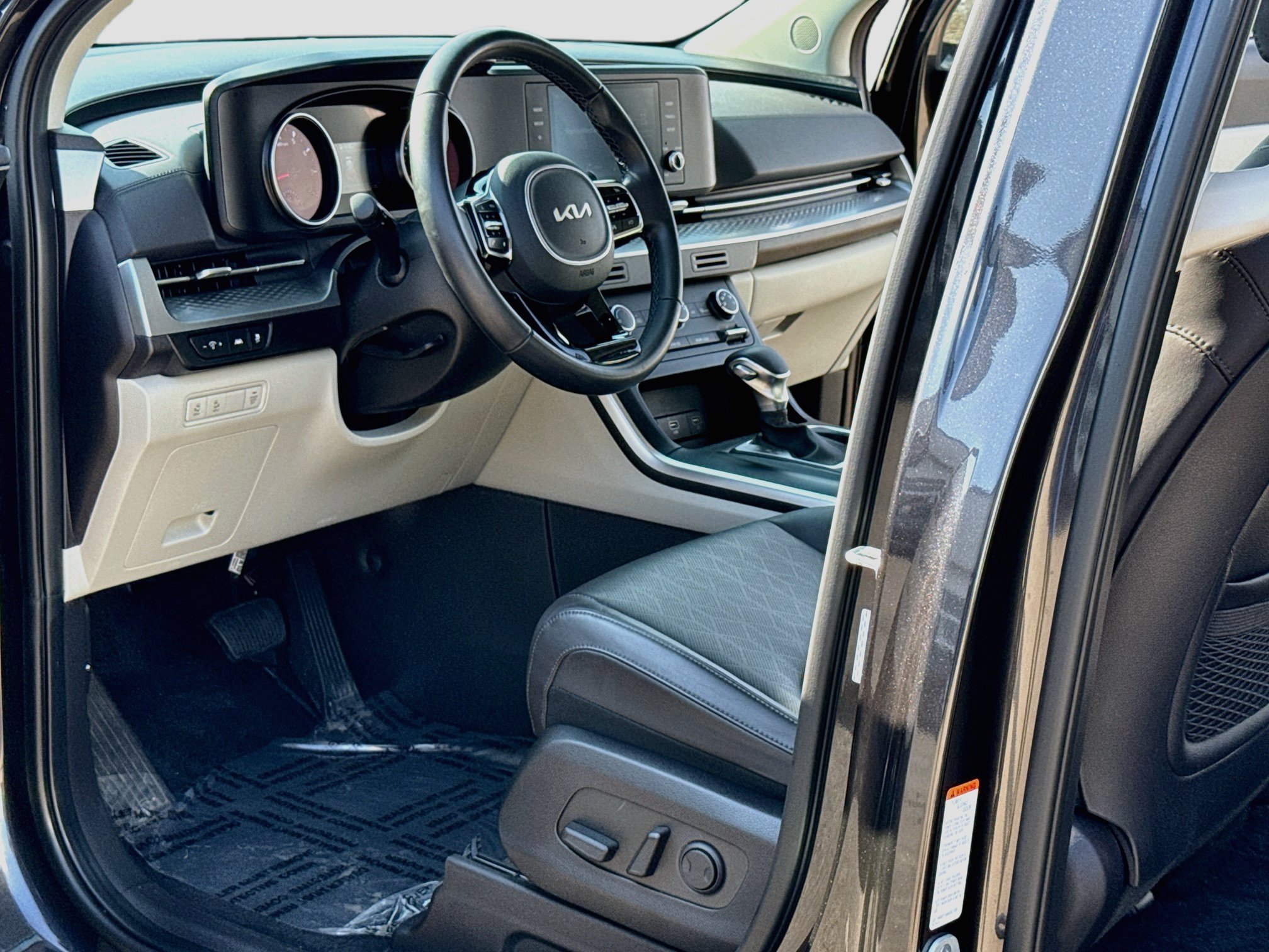 Used 2024 Kia Carnival LX FWD image 11