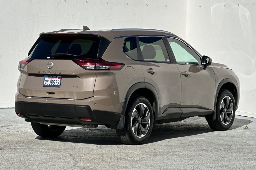 Used 2025 Nissan Rogue SV w/ SV Premium Package image 3