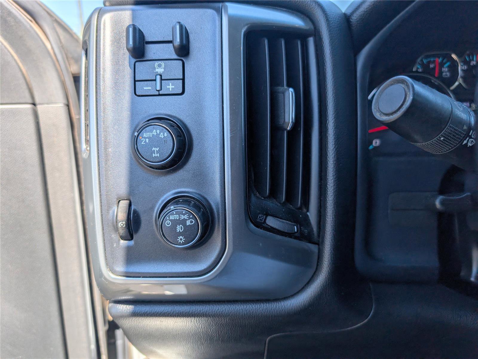 Used 2018 Chevrolet Silverado 1500 LT w/ Texas Edition image 25