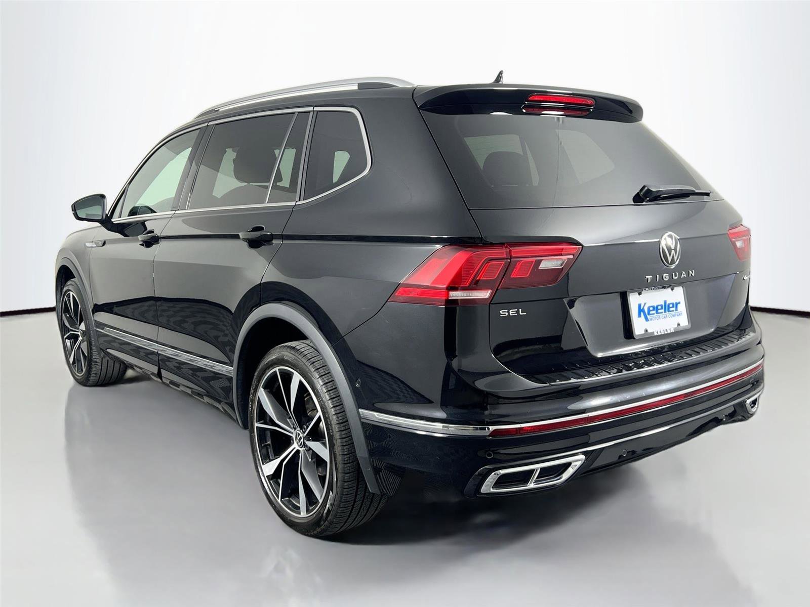 Used 2024 Volkswagen Tiguan SEL R-Line AWD/4WD image 4