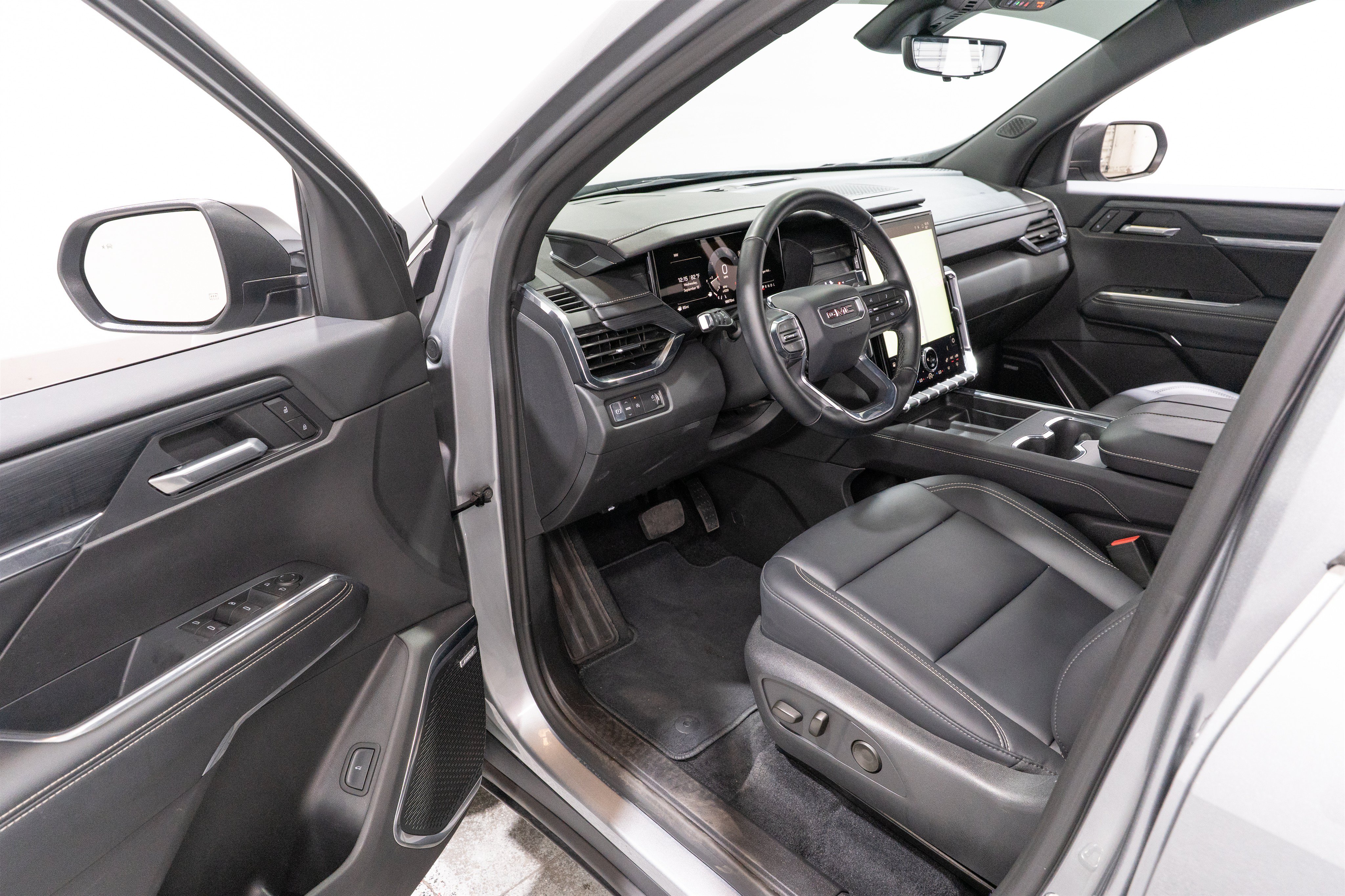 Used 2026 GMC Acadia Elevation w/ Elevation Premium Package FWD image 12