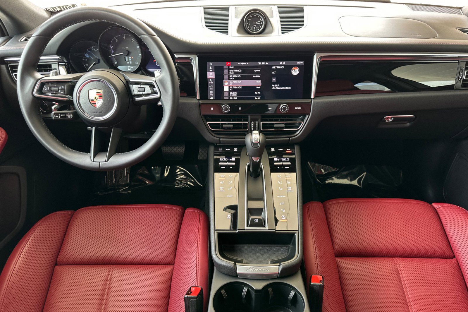 Certified 2025 Porsche Macan image 6