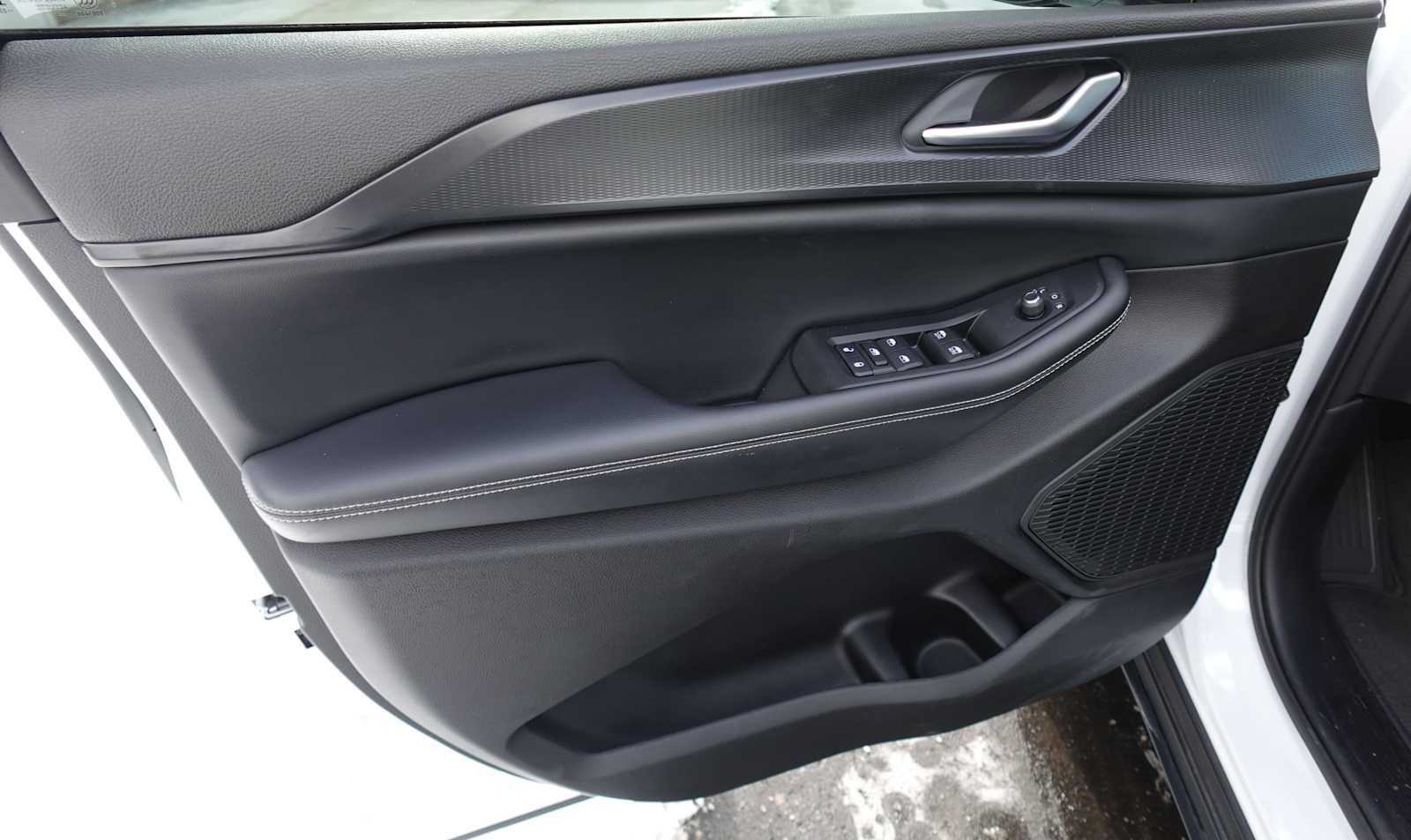 Used 2023 Jeep Grand Cherokee Altitude AWD/4WD image 10