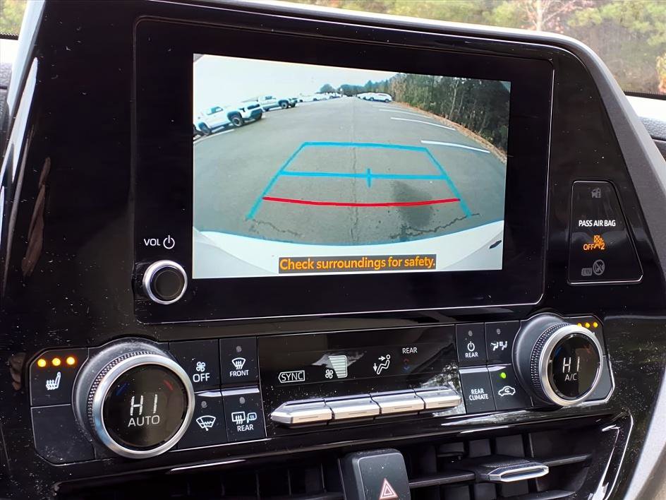 Used 2023 Toyota Highlander XLE image 19