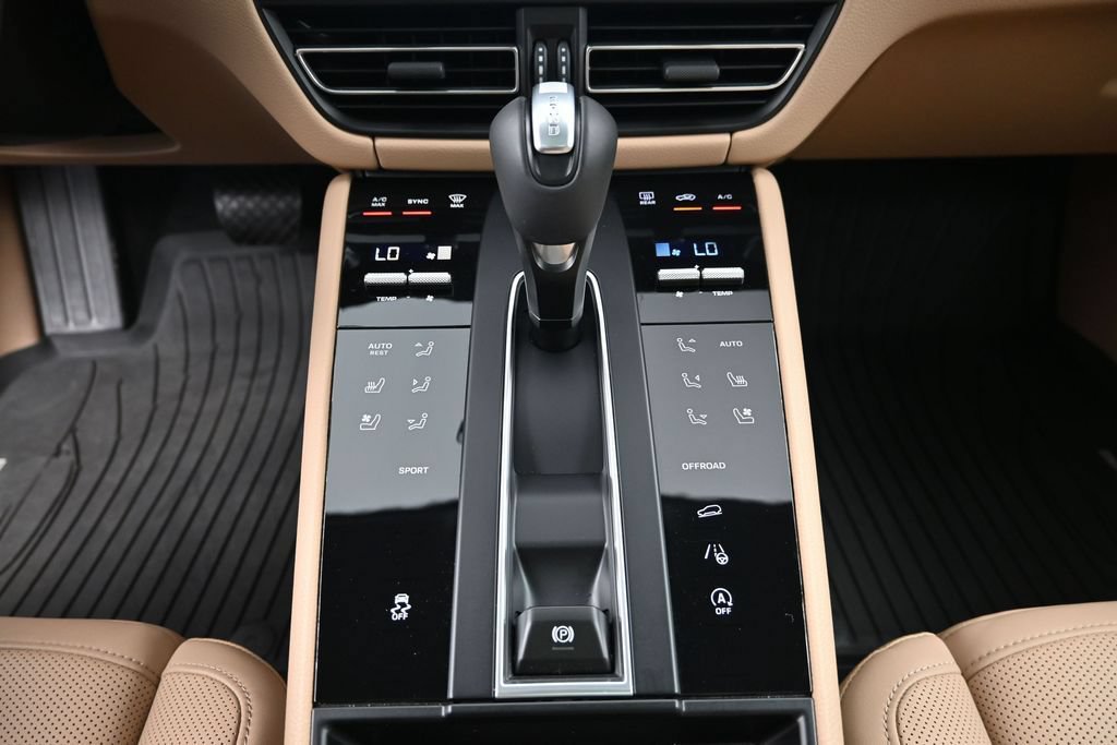 Certified 2026 Porsche Macan AWD/4WD image 17