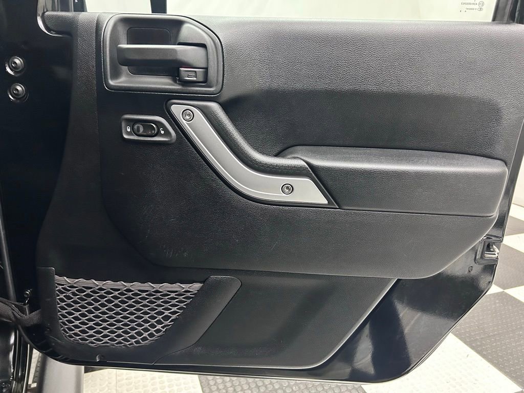 Used 2012 Jeep Wrangler Unlimited Rubicon w/ Connectivity Group image 14