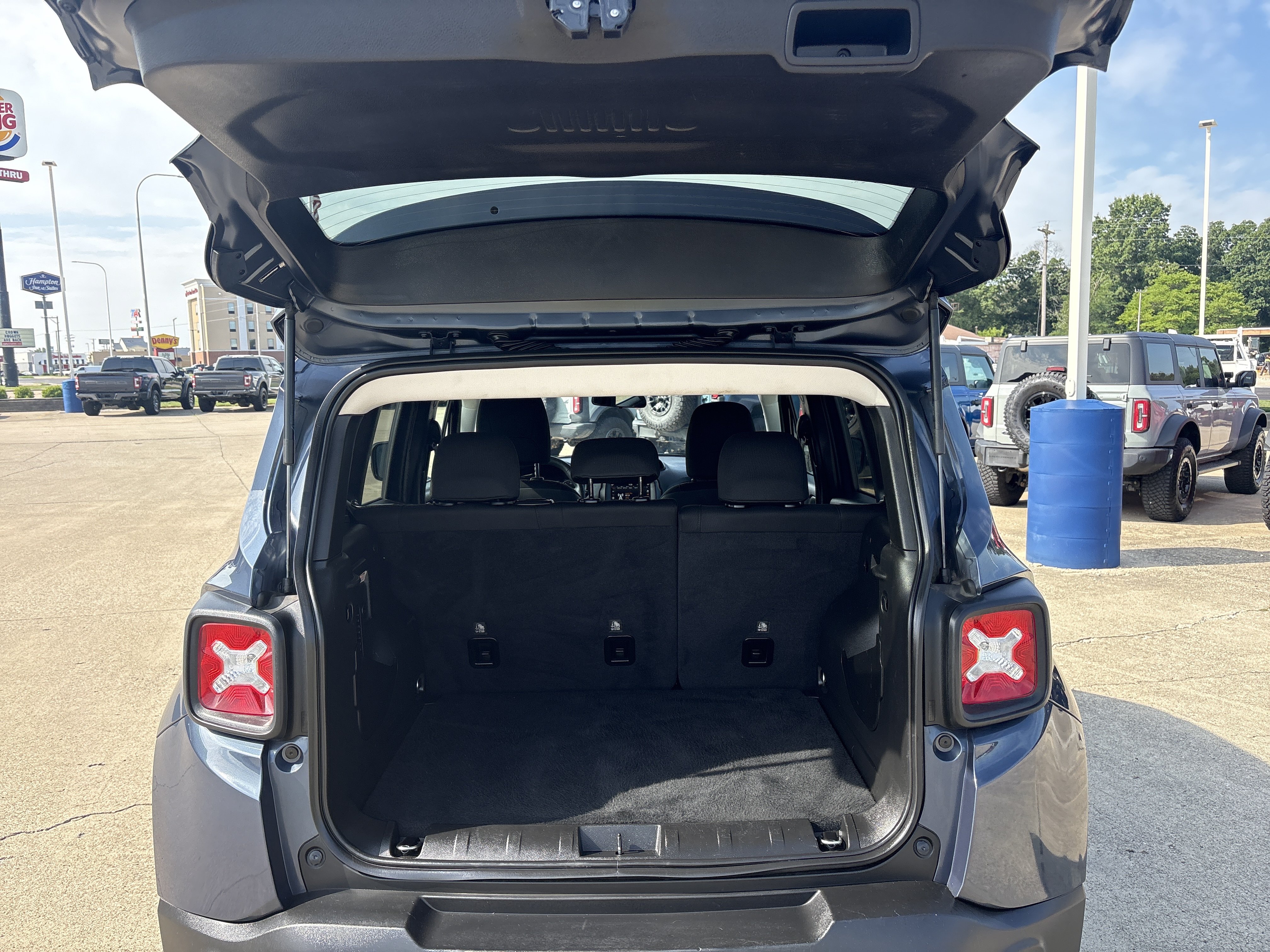 Used 2023 Jeep Renegade Latitude AWD/4WD image 5