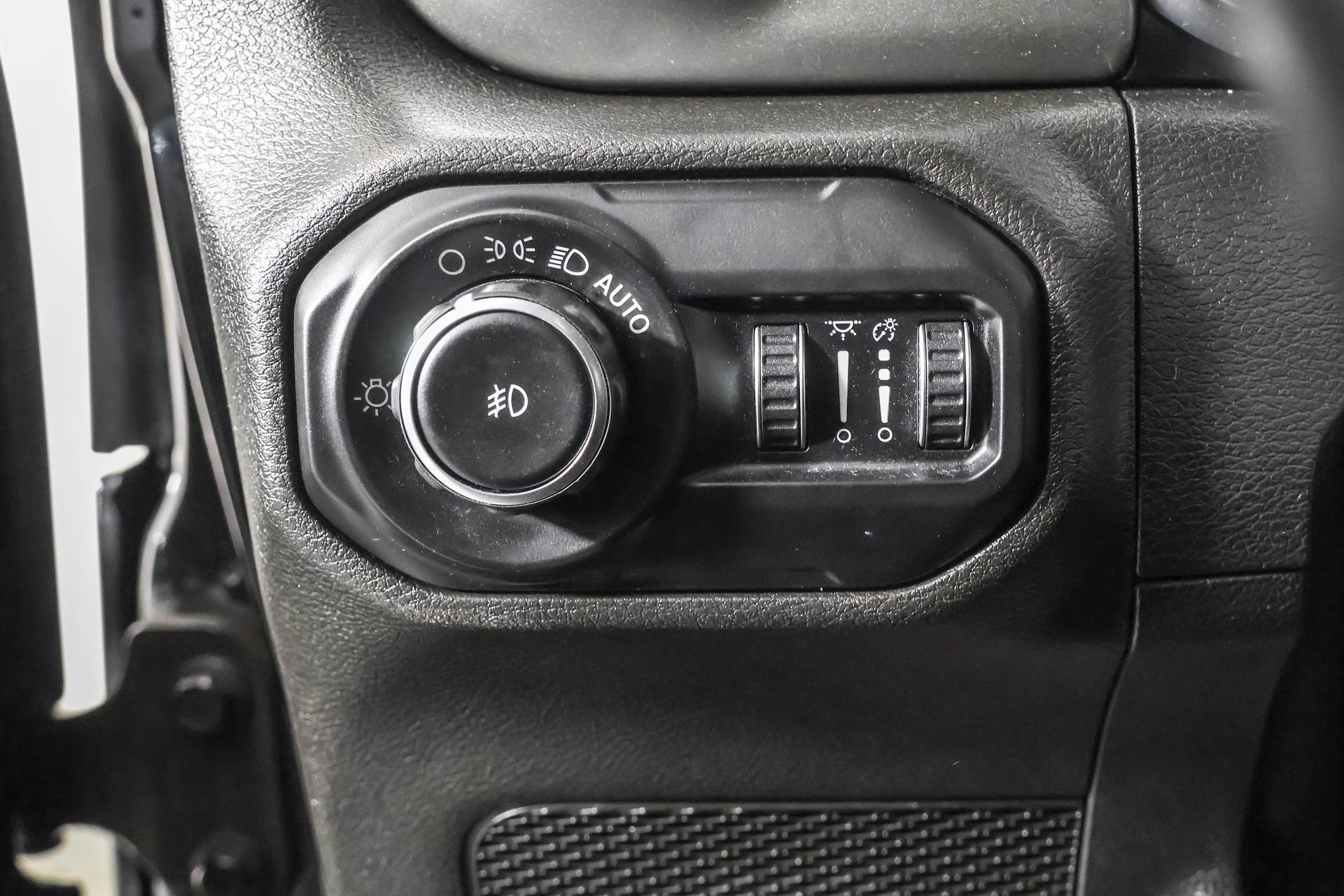 Used 2020 Jeep Wrangler Unlimited Sahara image 15