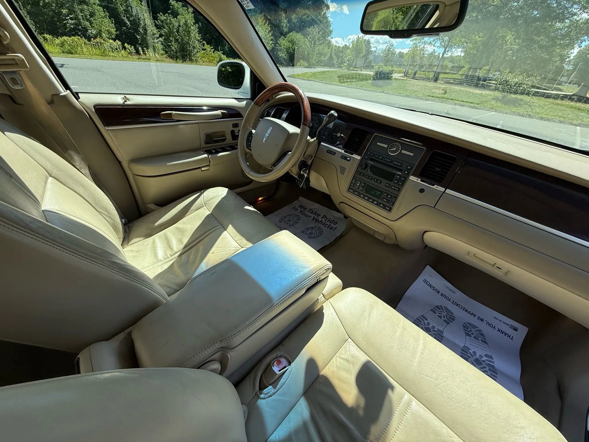 Used 2009 Lincoln Town Car Signature Limited image 19