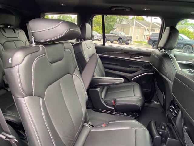 Used 2025 Jeep Grand Cherokee L Limited w/ Luxury Tech Group II AWD/4WD image 24