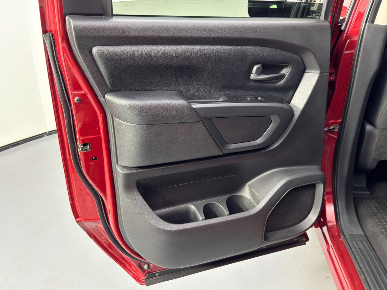 Used 2017 Nissan Titan S image 32