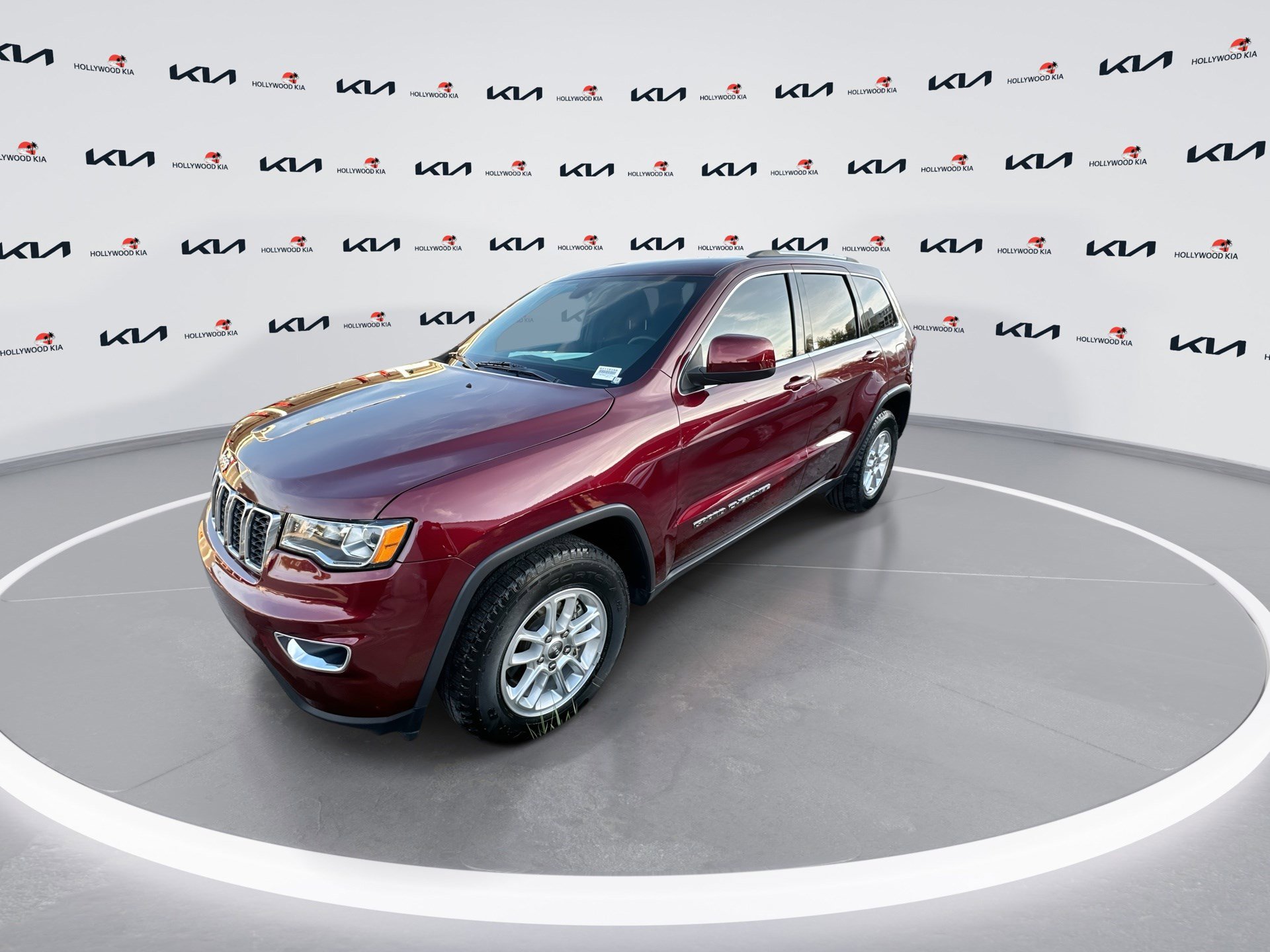 Used 2019 Jeep Grand Cherokee Laredo image 4